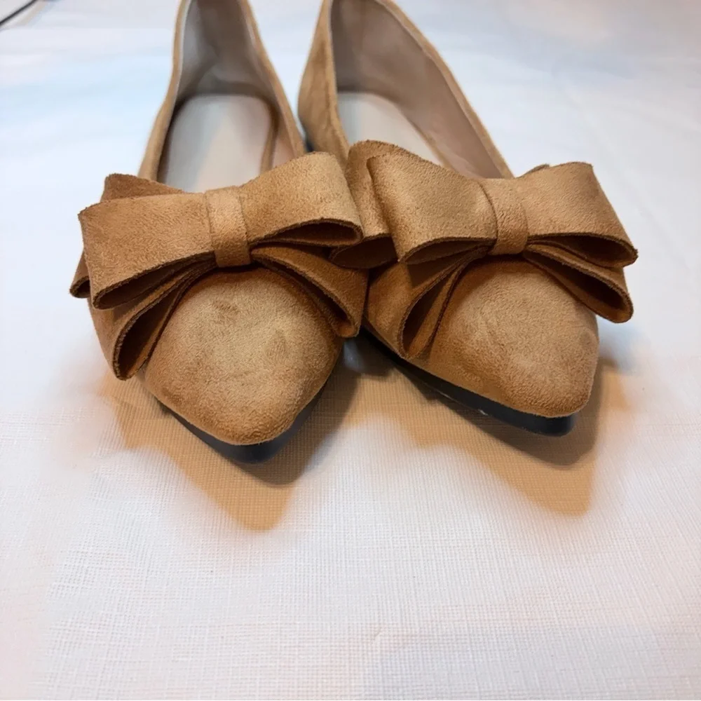 Chic Suede Bow Loafers in Tan
